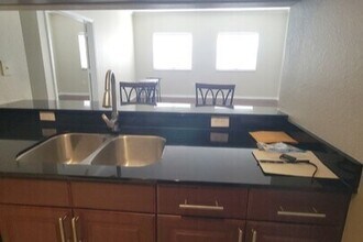 1064 N Tamiami Trl, Unit 320 in Sarasota, FL - Foto de edificio - Building Photo