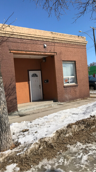 1335 Manitoba Ave in Winnipeg, MB - Building Photo