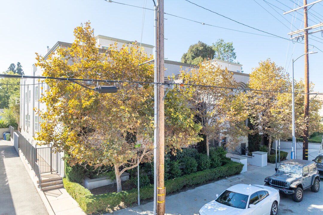 12010 Magnolia Blvd in Valley Village, CA - Building Photo