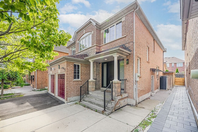5930 Bassinger Pl in Mississauga, ON - Building Photo - Building Photo