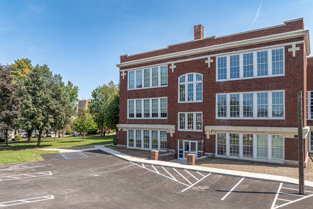 25 Public Square in Willoughby, OH - Foto de edificio