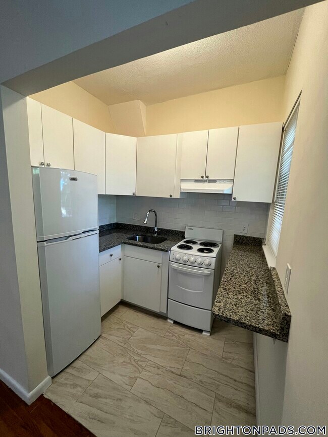 2018 Commonwealth Ave in Boston, MA - Building Photo - Building Photo