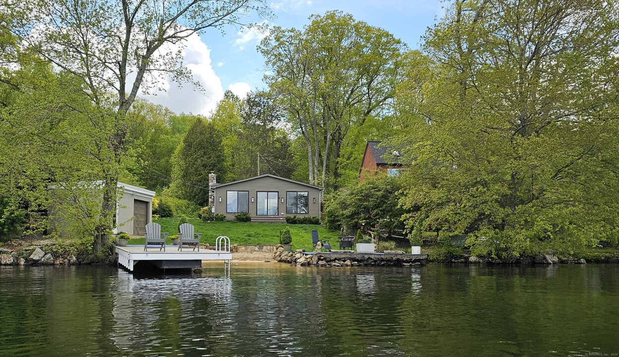 112 W Lake Rd in Woodbury, CT - Building Photo