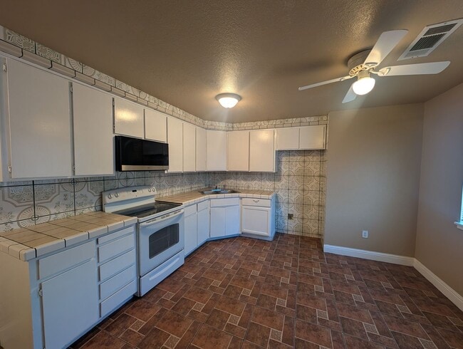 930 E Linwood Ave in Turlock, CA - Building Photo - Building Photo