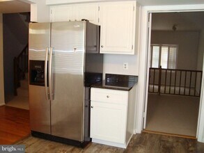 7813 Heatherton Ln in Potomac, MD - Building Photo - Building Photo