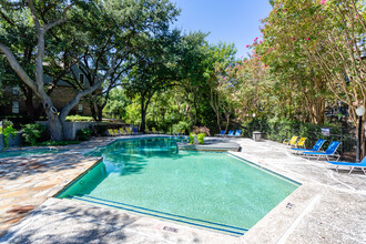 Cross Creek Apartments in Dallas, TX - Foto de edificio - Building Photo