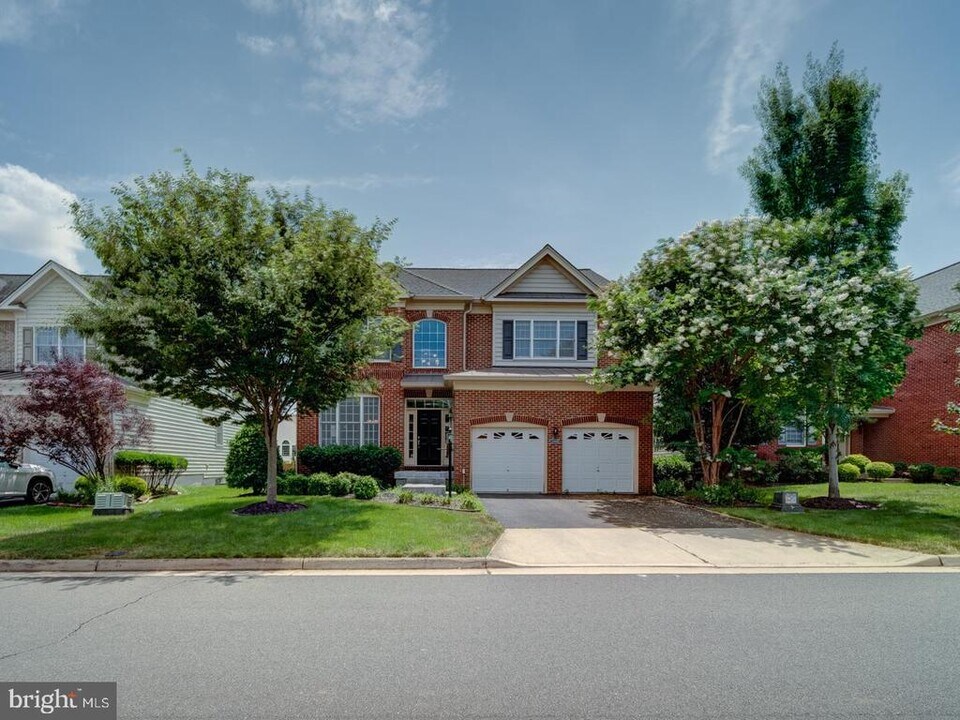 43320 Barnstead Dr in Ashburn, VA - Building Photo