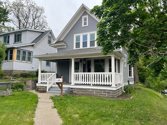 1054 Desoto St