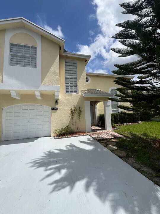 9995 NW 52nd St in Doral, FL - Building Photo