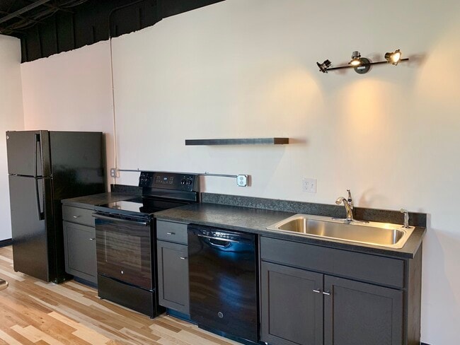 181 Elm St, Unit 102 in Biddeford, ME - Building Photo - Building Photo