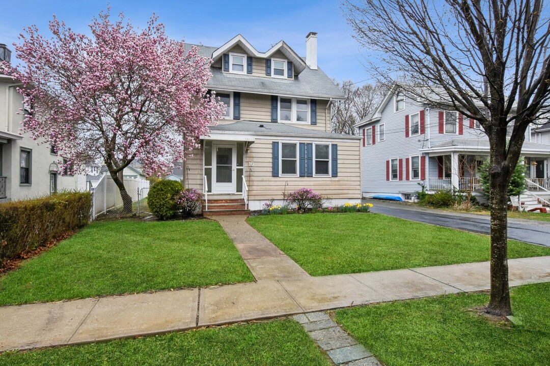 16 Dayton Rd in Morris Plains, NJ - Foto de edificio