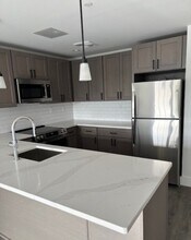 180 Deer Park Ave in Babylon, NY - Foto de edificio - Building Photo