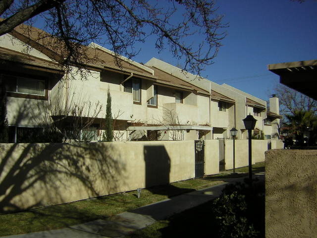 1840 E Ave. J in Lancaster, CA - Foto de edificio