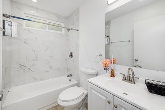 13001 Vanowen St in North Hollywood, CA - Building Photo - Interior Photo