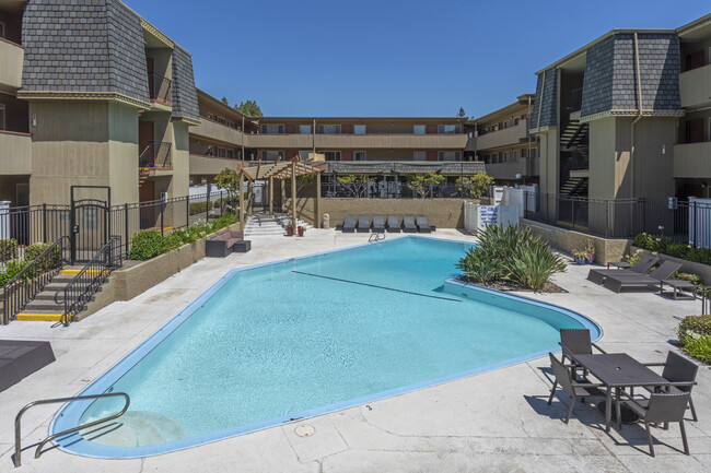 University Court in Davis, CA - Foto de edificio - Building Photo