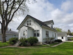 1502 Cottonwood St in Grand Forks, ND - Building Photo - Building Photo