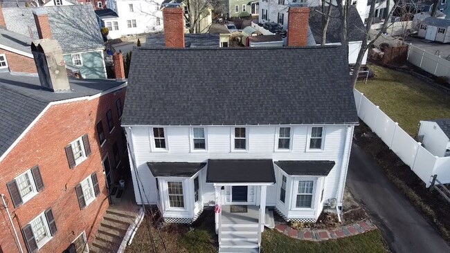 10 High St, Unit 3 in Exeter, NH - Foto de edificio - Building Photo