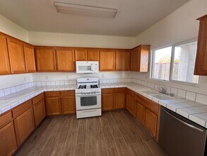 716 New Zealand Dr in Bakersfield, CA - Building Photo - Building Photo