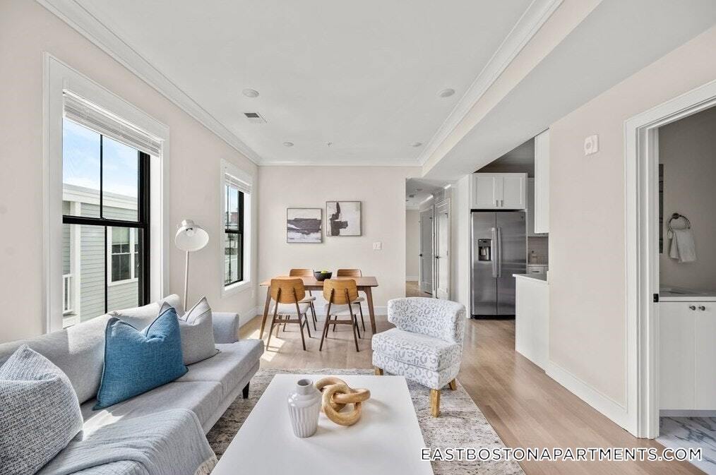 303 Maverick St in Boston, MA - Building Photo