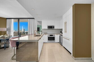 88 SW 7th St, Unit 1212 in Miami, FL - Building Photo - Building Photo