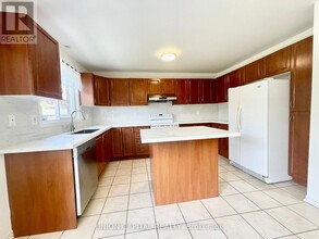 91 Starr Crescent in Aurora, ON - Building Photo - Building Photo