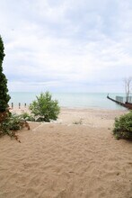 1209 W Sherwin Ave-Unit -211 in Chicago, IL - Building Photo - Building Photo