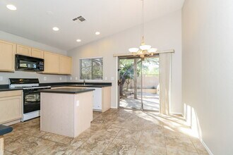 20640 N 8th St in Phoenix, AZ - Foto de edificio - Building Photo