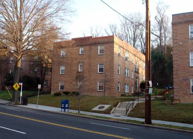 4581 MacArthur Blvd NW in Washington, DC - Building Photo - Building Photo