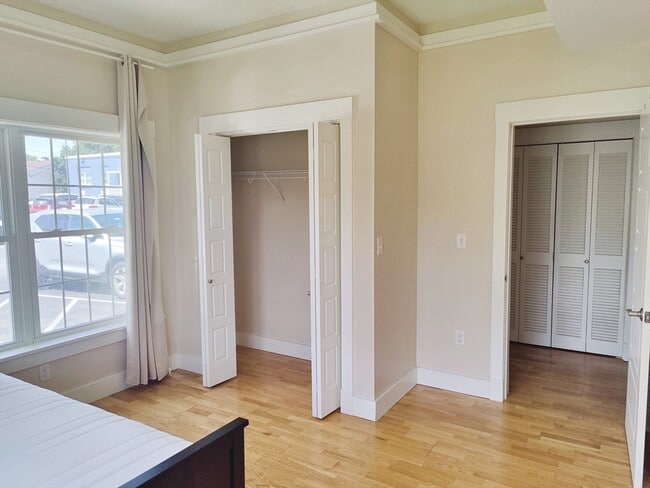 54 Loomis St in Bedford, MA - Foto de edificio - Building Photo