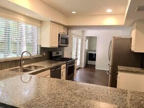 2 Yewleaf Rd in Spring, TX - Foto de edificio - Building Photo