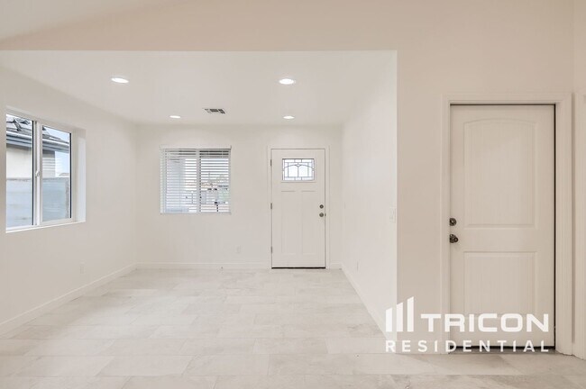 2748 E Pueblo Ave in Phoenix, AZ - Building Photo - Building Photo