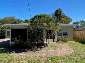 401 Oakwood Ave in New Smyrna Beach, FL - Foto de edificio - Building Photo