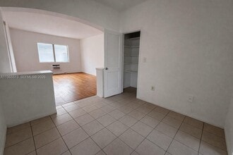 945 Bay Dr in Miami Beach, FL - Building Photo - Building Photo