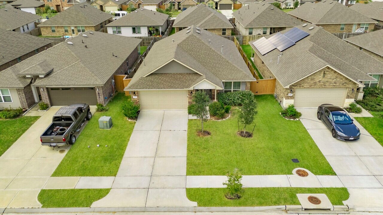 13301 Lago Acero in La Marque, TX - Building Photo