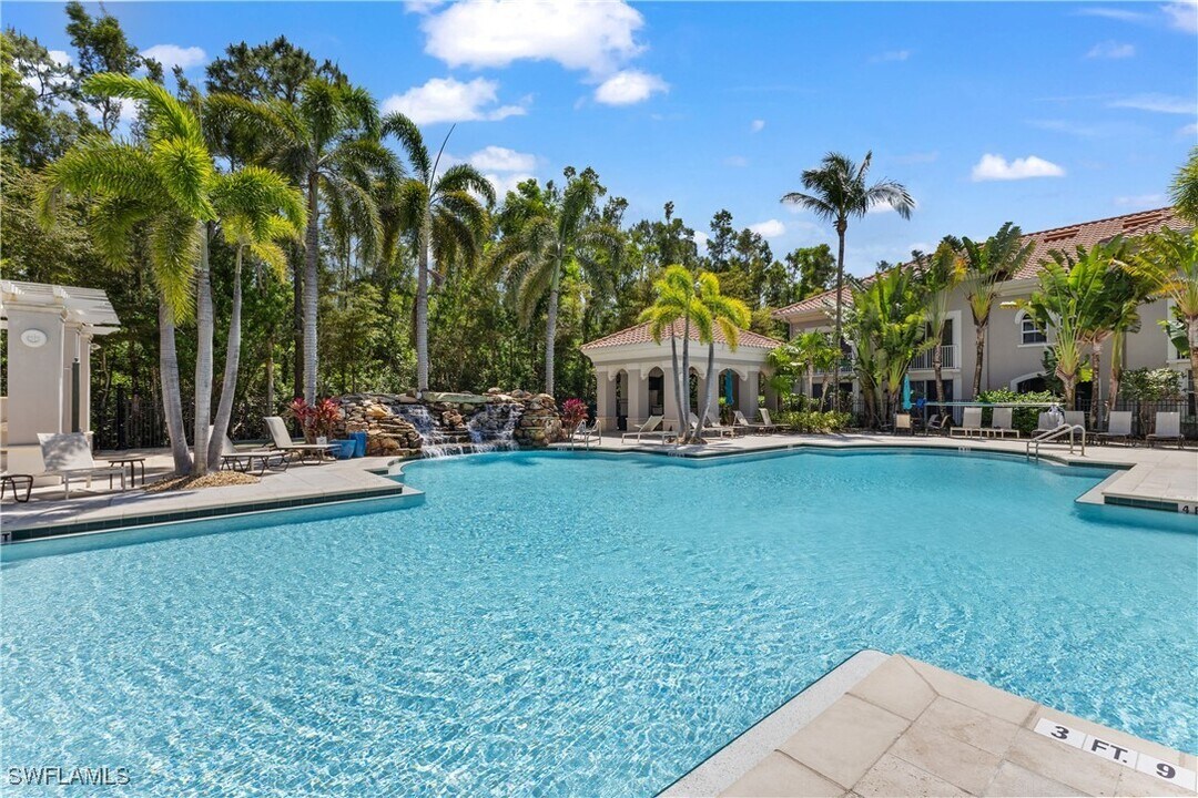8531 Violeta St in Bonita Springs, FL - Foto de edificio
