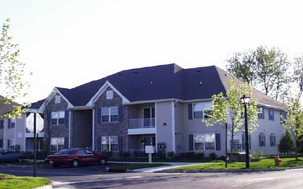 Beacon Place in Belford, NJ - Foto de edificio