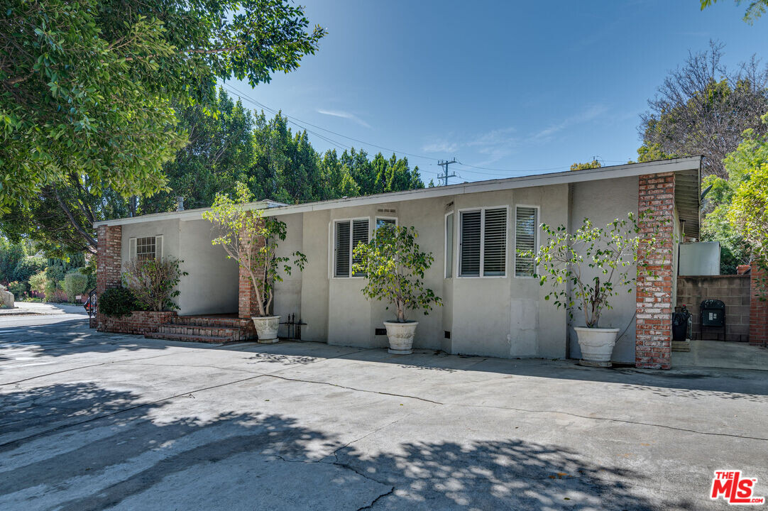 4833 Alcove Ave in Los Angeles, CA - Building Photo