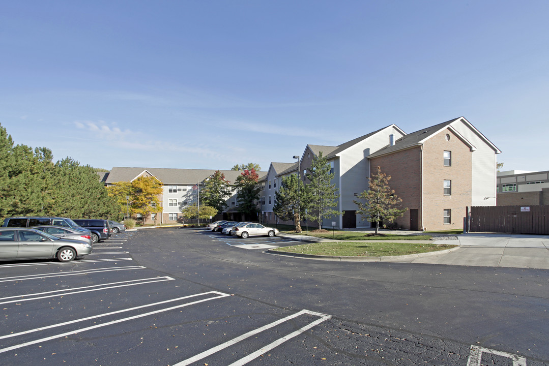 Meadow Creek Village in Auburn Hills, MI - Building Photo