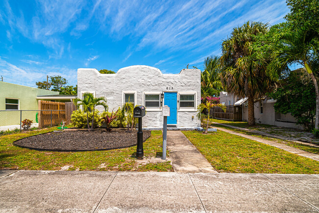 615 El Vedado in West Palm Beach, FL - Foto de edificio - Building Photo