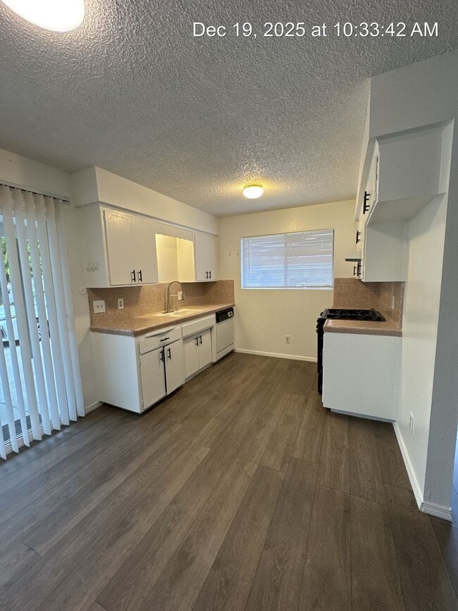 2837 W Walnut Ave in Visalia, CA - Building Photo - Building Photo