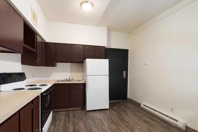 Sherwood Apartments in Spokane, WA - Building Photo - Interior Photo