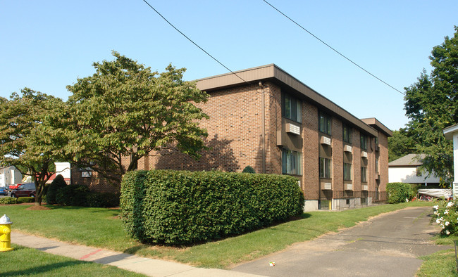 65 East St in Plainville, CT - Foto de edificio - Building Photo