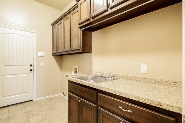 917 N Barn Hill Way in Mustang, OK - Building Photo - Building Photo