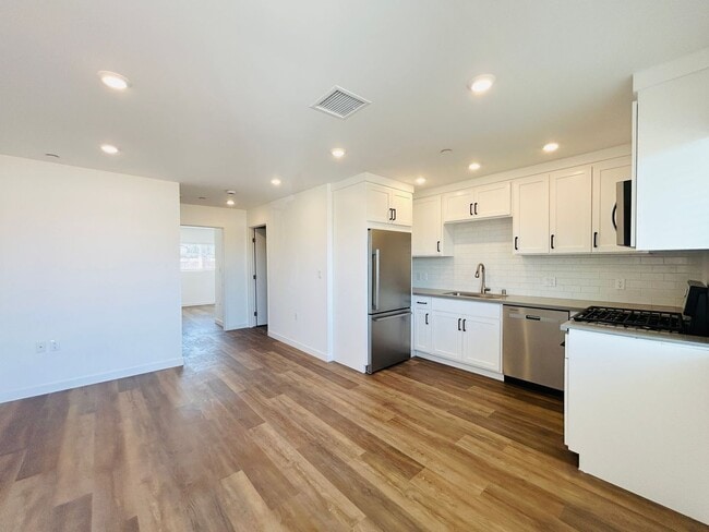 13037 San Fernando Rd in Los Angeles, CA - Building Photo - Building Photo