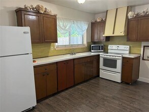 517 N Holiday Dr in Grand Prairie, TX - Foto de edificio - Building Photo