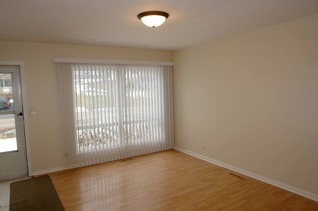 1221 Meadowbrook Dr in Round Lake Beach, IL - Building Photo - Building Photo