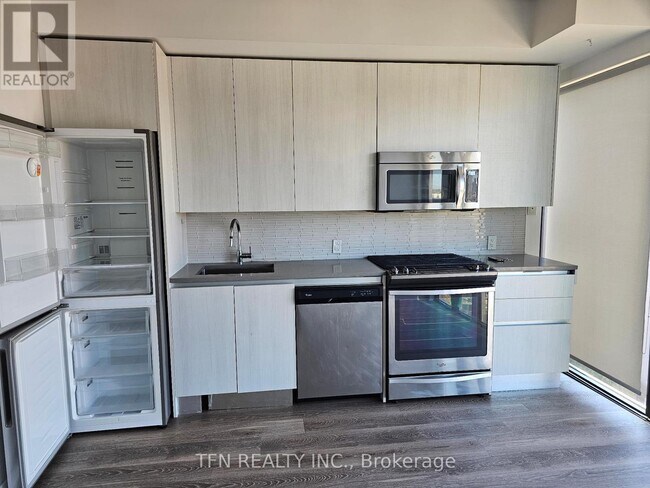 111 Bathurst St in Toronto, ON - Building Photo - Building Photo