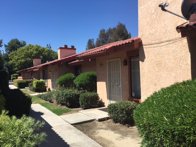 4308 White Ln in Bakersfield, CA - Building Photo