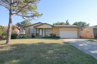 9906 E 7th St in Tulsa, OK - Building Photo