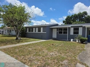 2221 Sunset Strip in Sunrise, FL - Foto de edificio - Building Photo